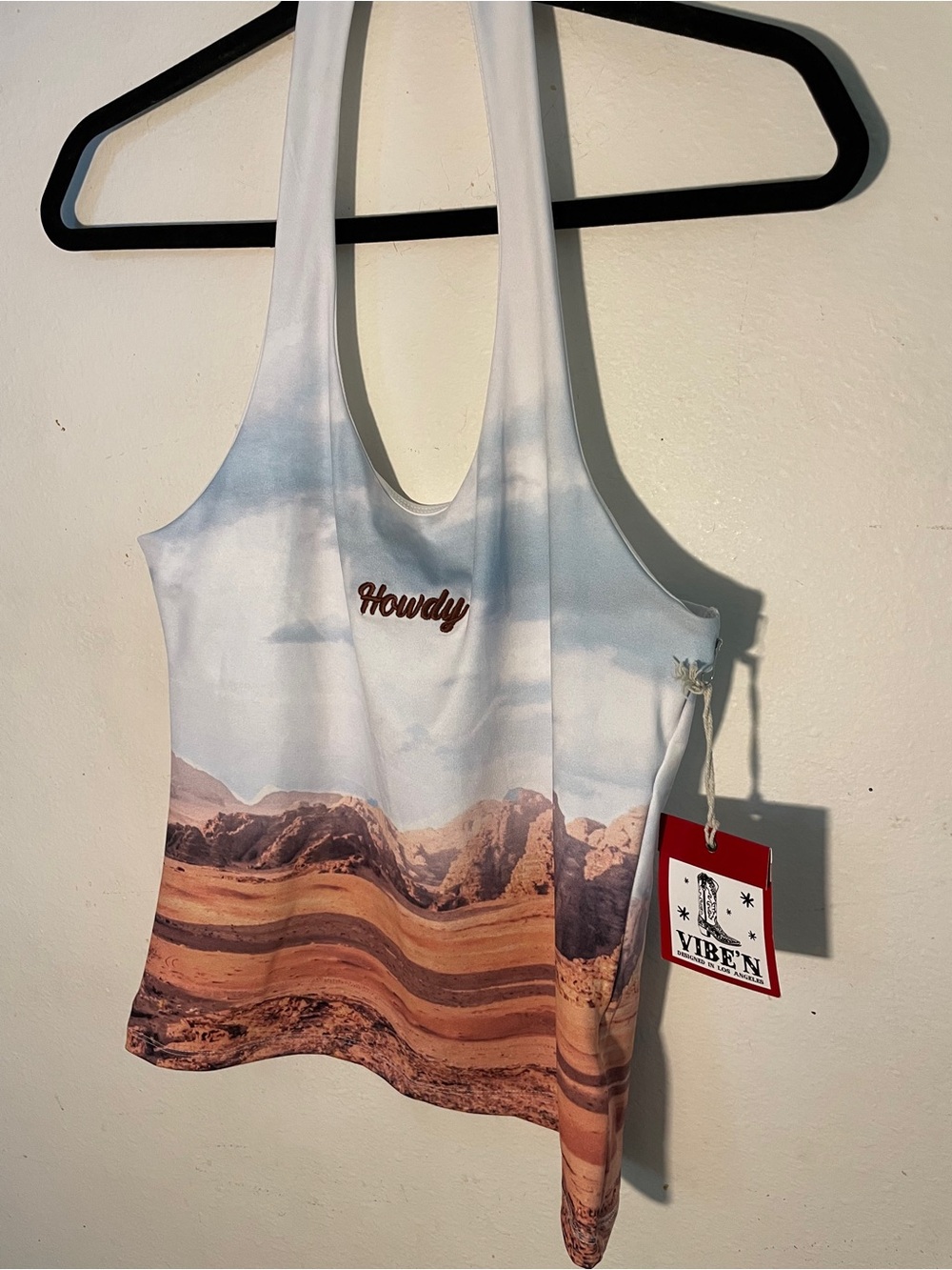Vibe 'Howdy' Desert Scenic Racerback Crop Tank - White & Brown